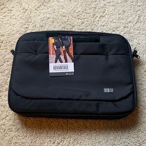 NWT CaseLogic laptop messenger bag